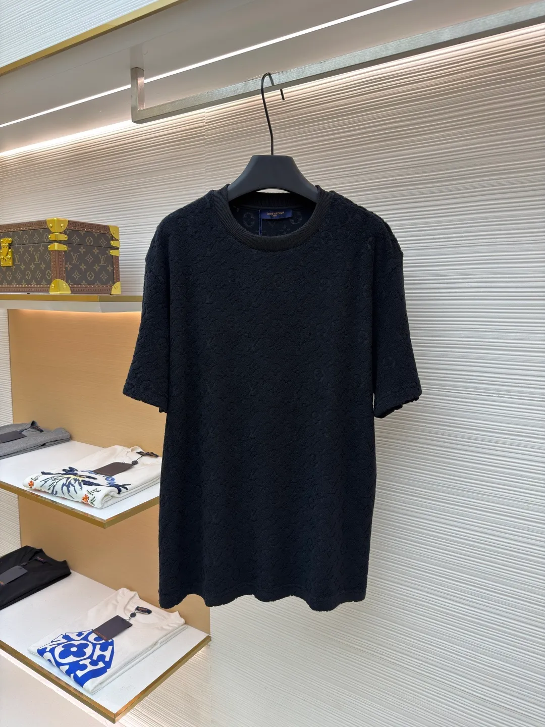 LOUIS VUITTON embossed terry short sleeves ●Original version: Purchased and developed at 9350 ●Item number: 1682412-A00 ●Fabric: terry luxury terry fabric ●Technology: embossed jacquard production ●Color: black ●Version: Fitted version ●Weight: about 345 grams ●Size: S-M-L-XL ●Description: Customized soft cotton blended terry luxury terry fabric with clear texture Plump and lazy, comfortable and close to the skin, with navy blue as the main tone, as calm and profound as the deep sea, the full-width Monogram embossing makes a stunning appearance. It is a gorgeous bloom of Louis Vuitton's classic elements. It is fully recognizable and interprets unparalleled fashion style. The suit is worn for worry-free wear. Three-dimensional relief jacquard technique uses a high-density electronic jacquard machine to achieve the Monogram three-dimensional effect through the "positive and negative layer weaving method". Apply heat pressure to the fabric locally using a customized mold to hot-melt the fibers in specific areas. The permanent embossed contour infrared positioning cutting machine achieves precise positioning of materials through infrared emitters and infrared receivers. The accuracy can reach the micron level, thereby meeting the effect of Monogram alignment and high-precision cutting. The fabrics have been washed and have a better hand feel and texture. They are not easy to deform, shrink or fade, and maintain long-term beauty. The overall wiring is straight and delicate, the fabric is comfortable and soft, and the color is consistent without color difference. It can be matched with the same style to create a fashionable look and control various occasions. Customized accessories, complete with three standards, same style for men and women!